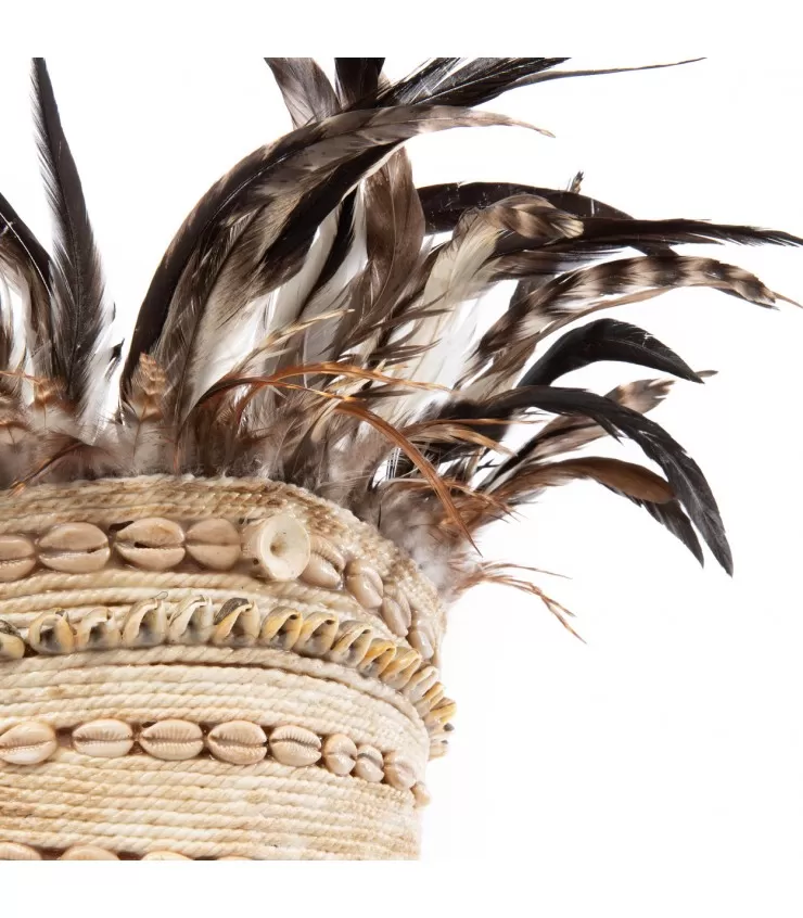 El sombrero de plumas de Guinea en Stand - Natural Negro